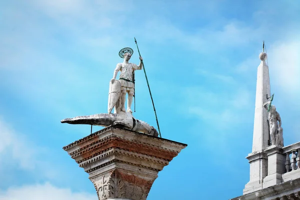 Statua di San Teodoro su una colonna in Piazza San Marco a Venezia - Colonne di San Teodoro — Foto Stock