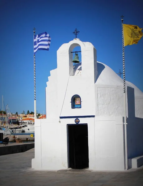 A igreja Agios Nikolaos no porto de Aegina ilha, Grécia — Fotografia de Stock