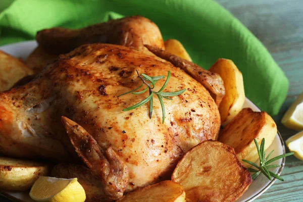 Ganze gebratene Hühnchen mit Kartoffeln und Zitrone — Stockfoto