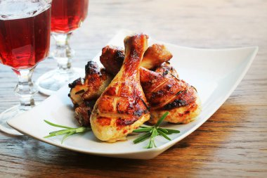 Beyaz tabakta rosemary ile ızgara tavuk budu. Akşam yemeği arka plan