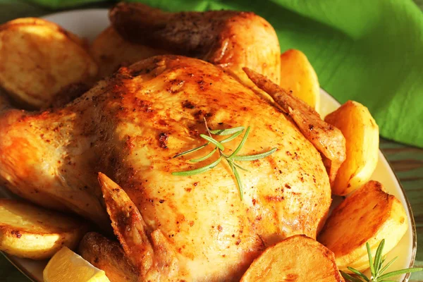 Ganze Gebratene Hühnchen Mit Kartoffeln Und Zitrone — Stockfoto