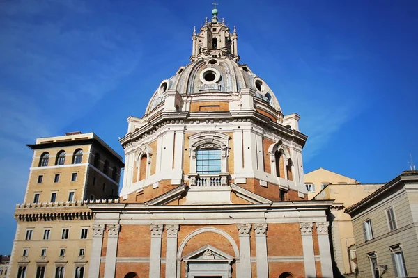 在意大利罗马的特拉扬论坛和特拉扬专栏中 玛丽最神圣的名字教堂 Chiesa Del Ssanssimo Nome Maria Foro Traiano Colonna — 图库照片
