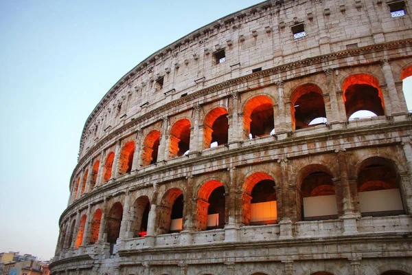 Roma'nın ikonik antik colosseum — Stok fotoğraf