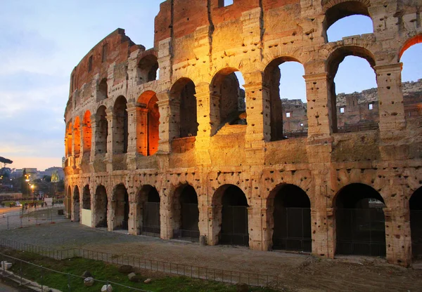 Roma'nın ikonik antik colosseum — Stok fotoğraf