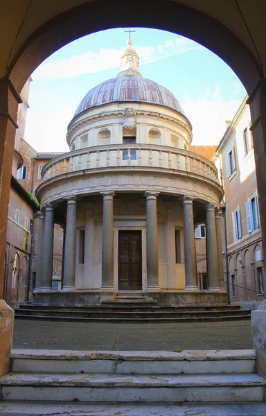 Exterior view of famous reinassance bramante masterpiece tempietto located at San Pietro in Montorio courtyard, Rome, Italy — Stock Photo, Image