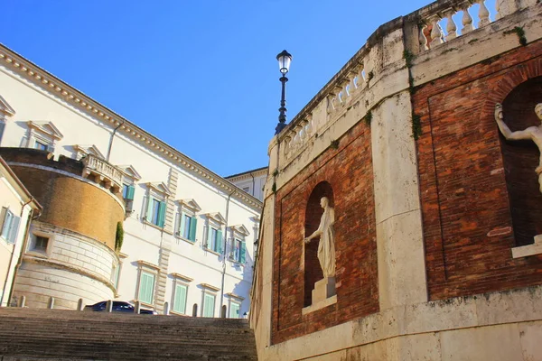 Piazza del Quirinale merdiven ile heykel Romane, Roma, İtalya. — Stok fotoğraf