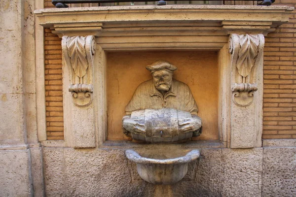 Rome, Olaszország - 2018. December 28.: Egy régi ember zuhogó víz egy hordó használni, mint egy szökőkút becenevén The Porter szobra. Ez volt készül 1580-ban, és a helyszínen, szatirikus írások tegye. — Stock Fotó