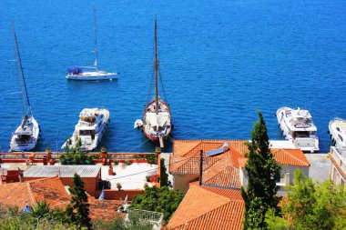 Poros Adası'nda bir yaz günü Yunanistan'da feribot.