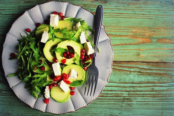 Gezonde Fitness Salade Met Rucola Avocado Feta Vegetarische Voedzame Salade — Stockfoto