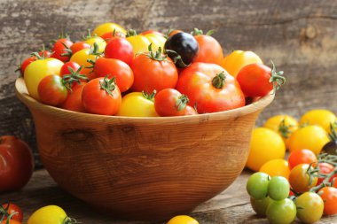 Ahşap kase taze asma ile hatıra domates çiftçi Market olgunlaştı