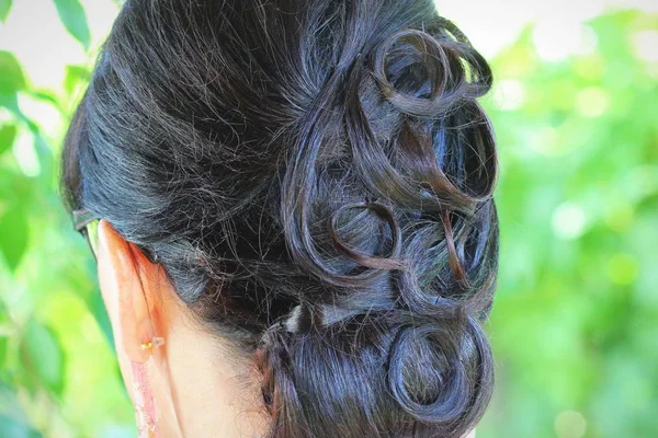Zadní Pohled Ženu Kreativní Elegantní Účes Vlasy Drdol — Stock fotografie