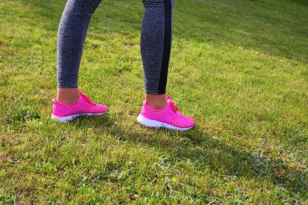 Löpare idrottare förbereder sig för att köra utomhus. Fitness kvinna utbildning och jogging i sommaren park — Stockfoto