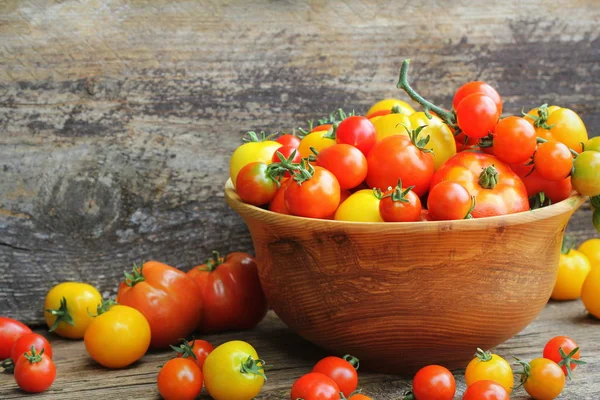 Tigela de madeira com videira fresca amadureceu tomates herança do mercado agricultores — Fotografia de Stock