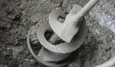 Elektrikli matkap ve mikser ile beton karışımı
