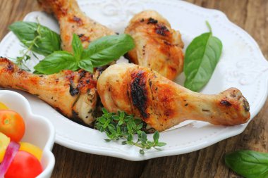 Beyaz tabakta rosemary ile ızgara tavuk budu. Akşam yemeği arka plan