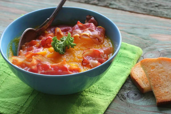 Sopa de calabaza cremosa servida con tocino crujiente —  Fotos de Stock