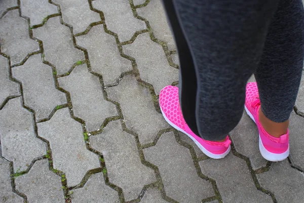 Atleta corredor preparándose para correr al aire libre — Foto de Stock