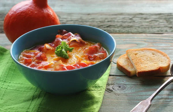 Сливочный тыквенный суп с хрустящим беконом — стоковое фото