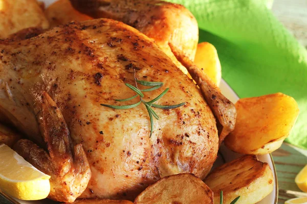 Pieczonego kurczaka z ziemniakami i cytryny — Zdjęcie stockowe