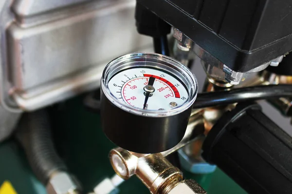 Manómetros mecânicos. Instrumentos tradicionais para medir a pressão . — Fotografia de Stock