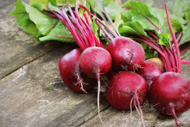 Taze pancar rustik ahşap zemin üzerinde. Sebze yemek anlayışı hasat. Diyet veya vejetaryen gıda kavramı