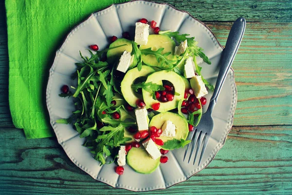 Healthy fitness salad with arugula, avocado, feta . Vegetarian nutritious salad. Keto diet. Keto lunch idea recipe — Stock Photo, Image