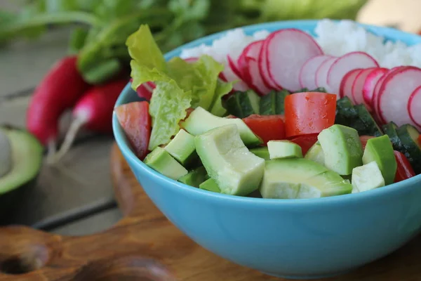 Evenwichtige gezonde eetsalade. Verse groenten, wilde rijst, verse yoghurt. Avocado, radijs, komkommer, tomaat — Stockfoto
