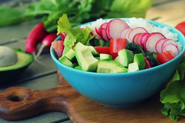 Dengeli sağlıklı diyet salatası. Taze sebzeler, yabani pirinç, taze yoğurt. Avokado, turp, salatalık, domates — Stok fotoğraf