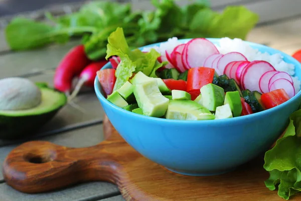 Ensalada equilibrada dieta saludable. Verduras frescas, arroz salvaje, yogur fresco. Aguacate, rábano, pepino, tomate — Foto de Stock