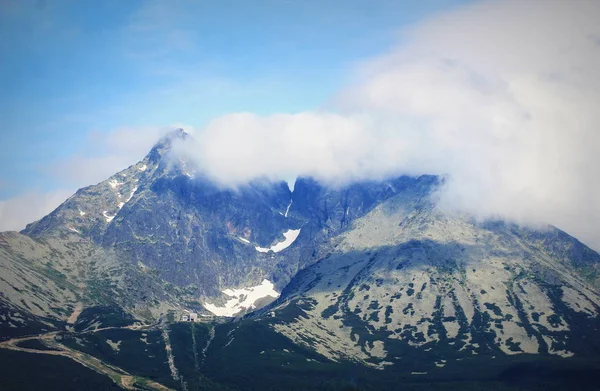 Góry Skaliste pokryte chmurami w Tatrach Wysokich, Słowacja — Zdjęcie stockowe