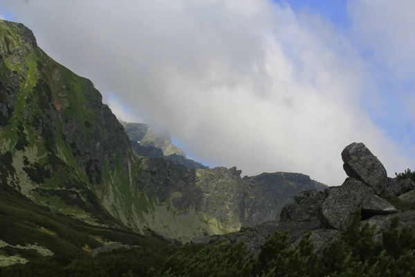 Montagne rocciose coperte di nuvole in Alti Tatra, Slovacchia — Foto Stock