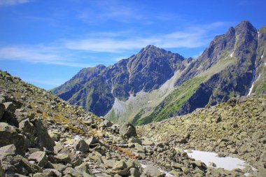 Yüksek Tatras, Slovakya'da bulutlar ile dağlar ve mavi gökyüzü