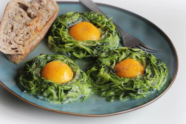 Смажене яйце в гнізді з локшиною кабачків, здоровий сніданок, вид зверху — стокове фото
