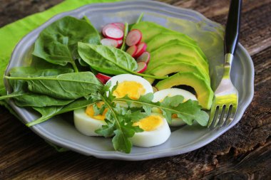 Turp, haşlanmış yumurta ve mix marul yaprakları, ıspanak ile kahvaltı salatası. Yemek geçmişi. Üstte görüntü