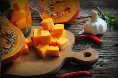 Bir bardak taze ev yapımı Kabak turşusu ve ahşap bir masada otlar