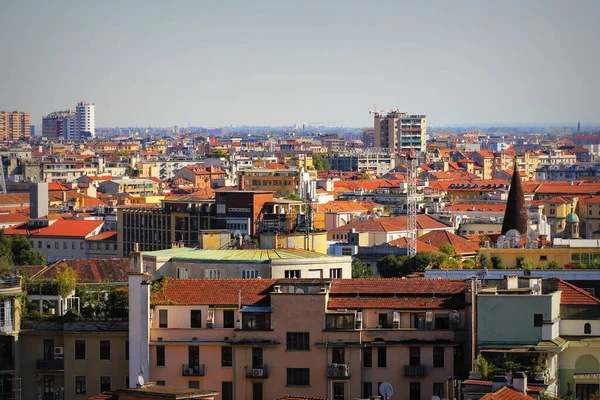 Letecký panoramatický výhled na Milán za slunečného dne v Itálii Royalty Free Stock Fotografie