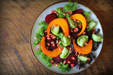 Sağlıklı vejetaryen salatası, kavrulmuş balkabağı, domates, nar, lahana, pancar