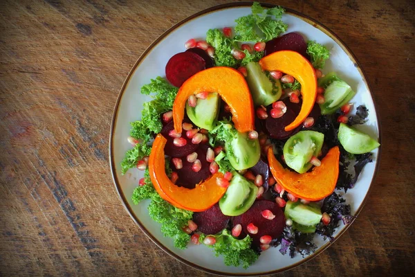 Sağlıklı vejetaryen salatası, kavrulmuş balkabağı, domates, nar, lahana, pancar