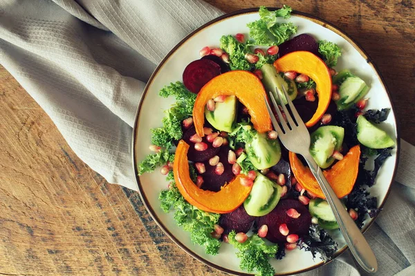 Zdravý vegetariánský salát, pečená dýně, rajče, granátové jablko, kapusta, řepa — Stock fotografie