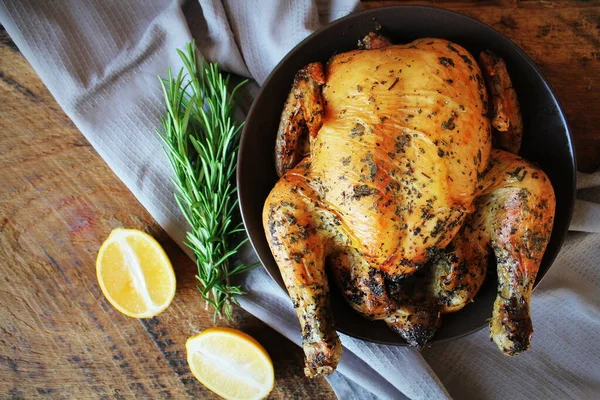 Kutlama ve tatil için kızarmış tavuk ya da hindi. Noel, Şükran Günü, Yeni yıl arifesi yemeği — Stok fotoğraf