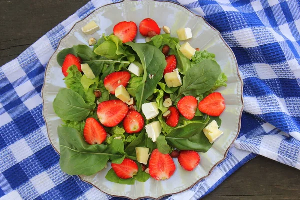 Ensalada Espinacas Con Fresas Queso Cabra Nueces —  Fotos de Stock