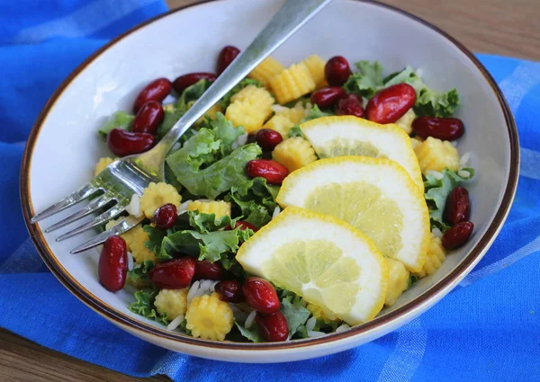 Gezonde rauwe boerenkool en maïs, rode bonensalade met citroen en dressing. Wintersalade — Stockfoto