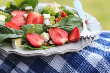 Çilekli ıspanak salatası, keçi peyniri ve fındık