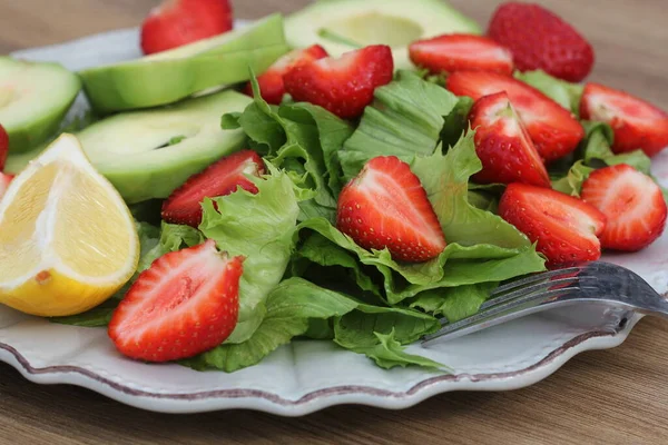 Verse salade met aardbeien, avocado en sla — Stockfoto