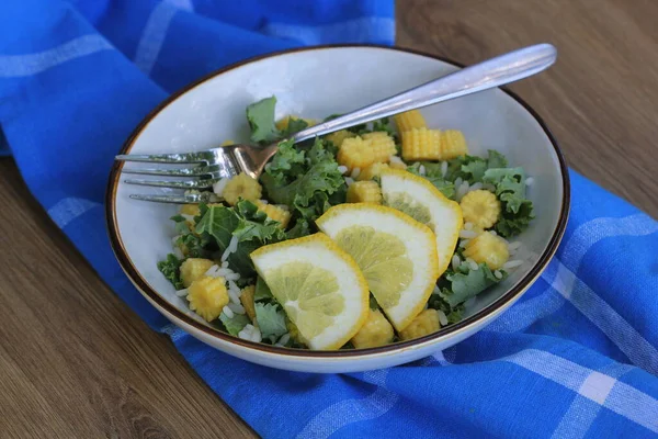 Gezonde rauwe boerenkool en maïs, rode bonensalade met citroen en dressing. Wintersalade — Stockfoto