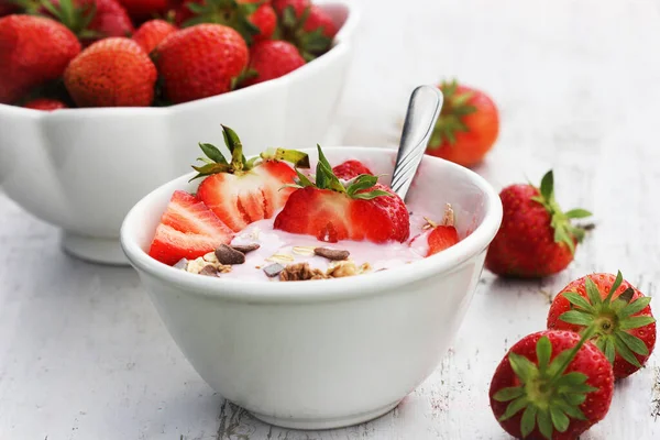Schüssel gesundes Müsli mit Joghurt und frischen Erdbeeren — Stockfoto