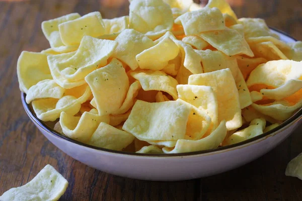 Snack saludable de chips de lentejas bajas en grasa con hierbas y crema agria en un tazón — Foto de Stock