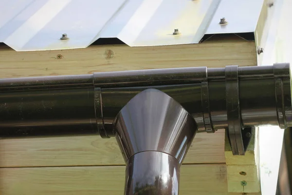 파이프라인 시스템 개미집짓기 빗물을 모으는 시스템과 눈으로부터 지붕을 보호하는 드래그 — 스톡 사진