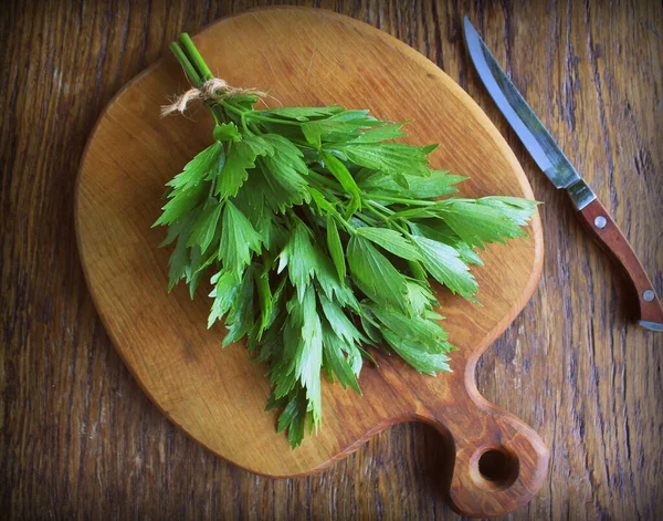 Ahşap arka planda aşk bitkisi