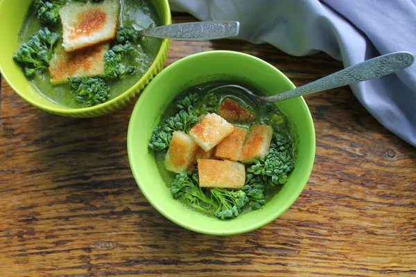 Sopa de brócoli fresco en un tazón con croutons —  Fotos de Stock